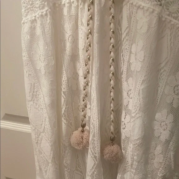 Elegant White Lace Dress - Picture 4 of 4